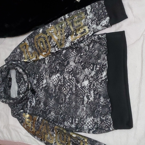 LOVE Blk/White Reptilian Print Cwl Neck Sweatshirt-Long Sleeves w/Gold LOVE-EUC - Picture 7 of 16